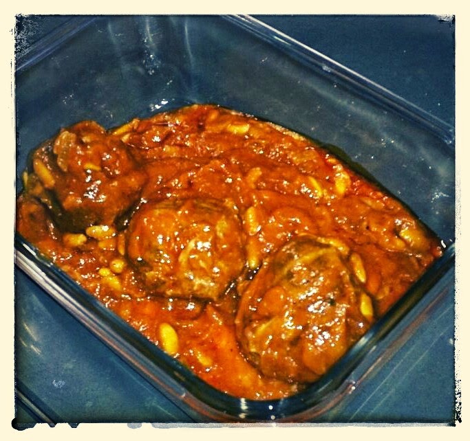 Albóndigas caseras con salsa de tomate y piñones Albóndigas caseras con salsa de tomate y piñones