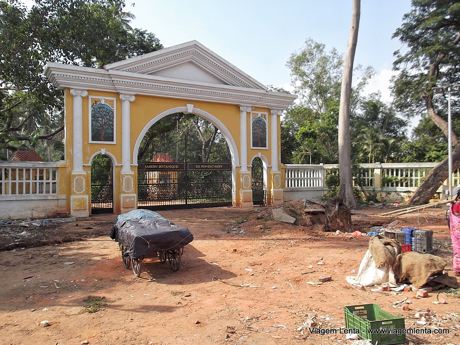 Dias 33 a 34 da viagem: Auroville e Pondcherry, sul da Índia Relato de viagem à Auroville (The Mother e Sri Aurobindo e Matrimandir) e Pondcherry, ex-colônia francesa, quase no extremo sul da Índia.