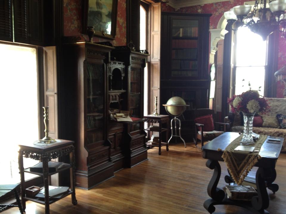 The Long Dirt Road Ravenswood Manison in Bunceton, MO