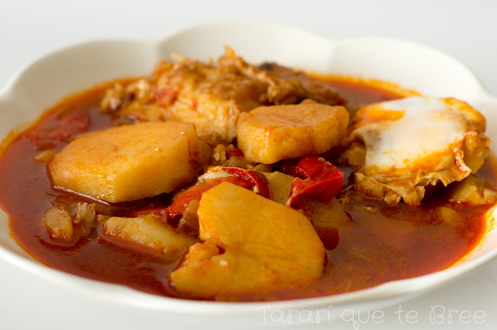 Patatas con bacalao y huevo escalfado.