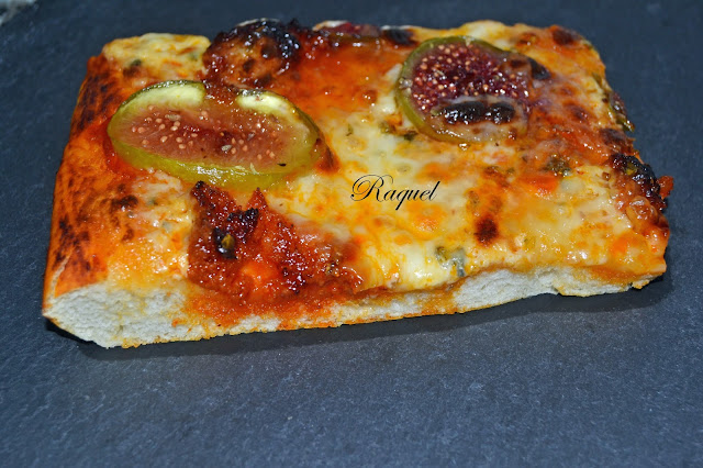 Pizza Con Higos Sobrasada Y Perlas De Mozzarella
