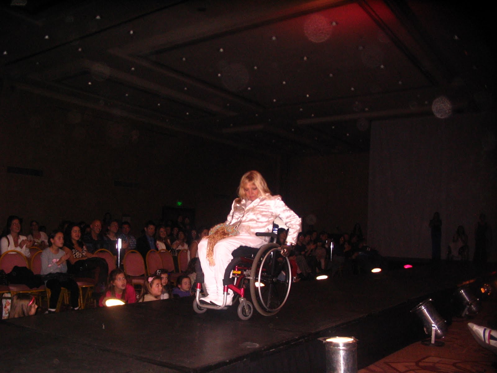 Silvia Valori desfilando en el Hotel Sheraton