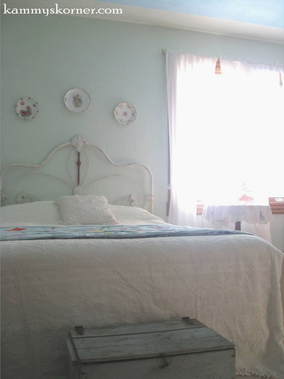 Kammy's Korner Mom's Shabby Chic Guest Bed