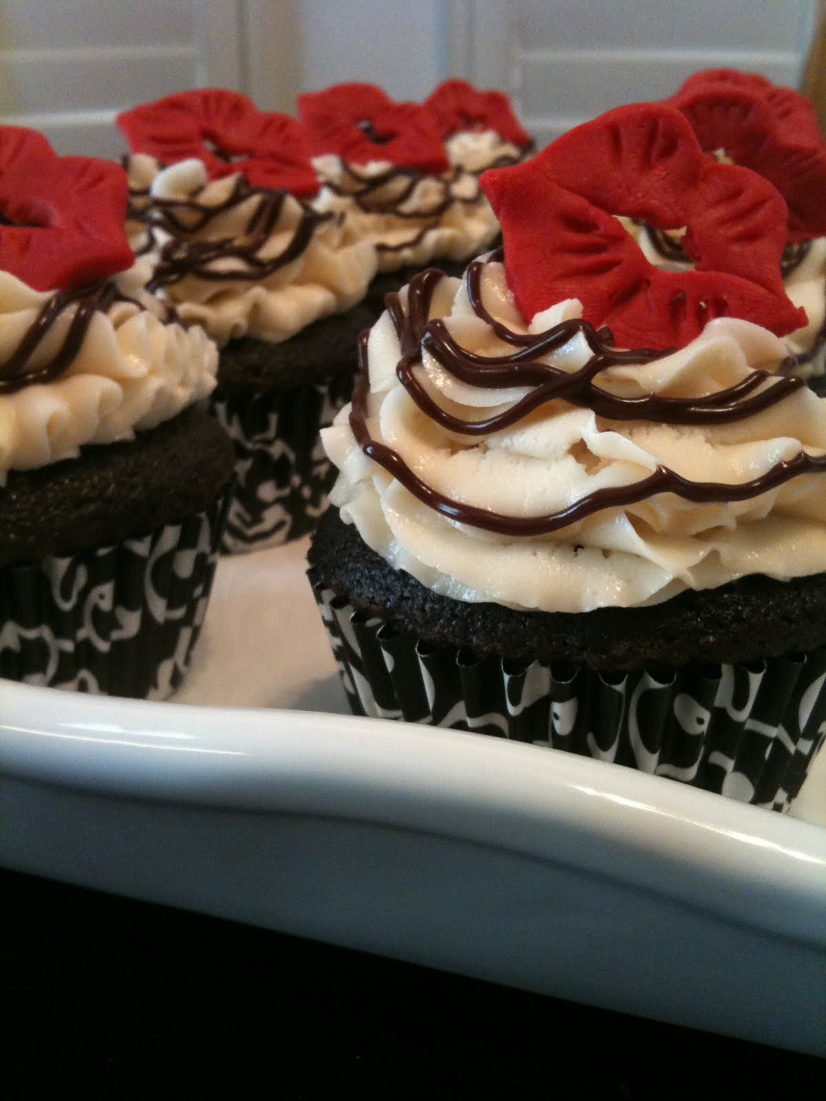 sugar Sealed with a Kiss Cupcakes