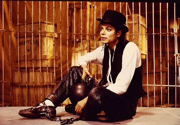 Leave-Me-Alone-michael-jackson-15470928-579-400.jpg