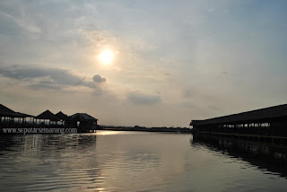 Matahari terbenam di tambak bandeng baron