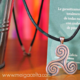 Triskel Trisquel con espirales plata cuero meiga celta a coruña talisman amuleto artesania galicia souvenir