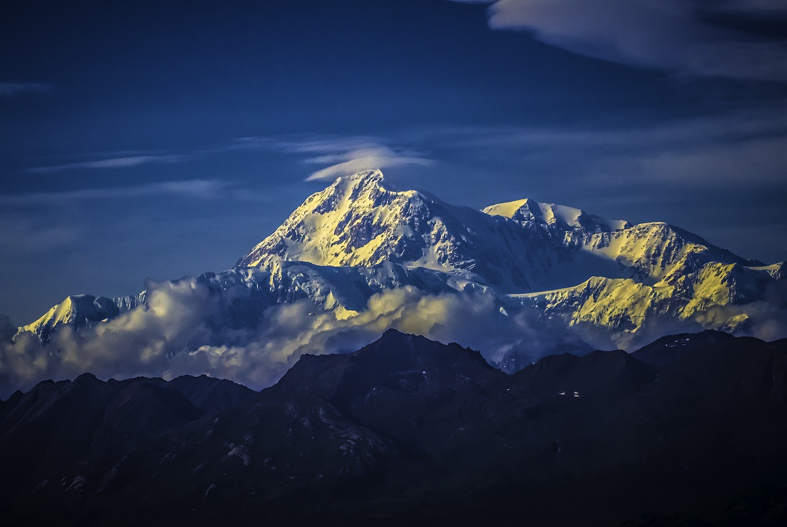 five large glaciers flow off the slopes of the mountain the size of mckinley is placed in prespective by the surrounding mountain peaks 15 5885 to 14 520 five large glaciers flow off the slopes of the mountain the size of mckinley is placed in prespective by the surrounding mountain peaks 15 5885 to 14 520
