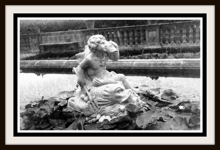 1944.- Escultura de mármol blanco "Neptuno Niño" del escultor Luis Causarás Tarazona.
