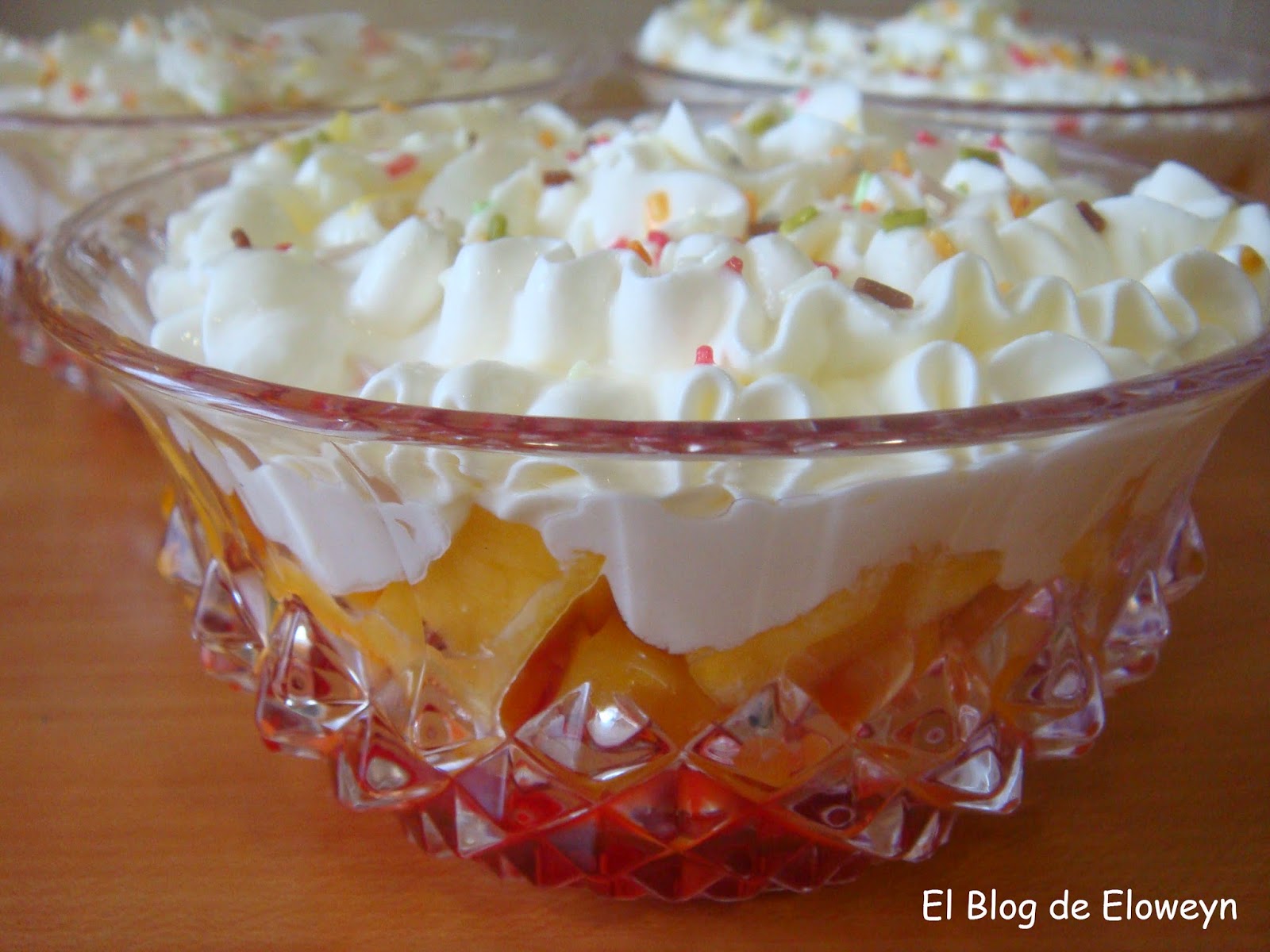 Vasos De Melocotón Con Sirope De Fresa Y Crema De Queso
