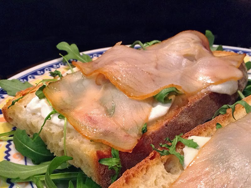 I crostoni con spada affumicato, rucola e bufala sono un antipasto dal sapore intenso ma elegante. I crostoni con spada affumicato, rucola e bufala sono un antipasto dal sapore intenso ma elegante.