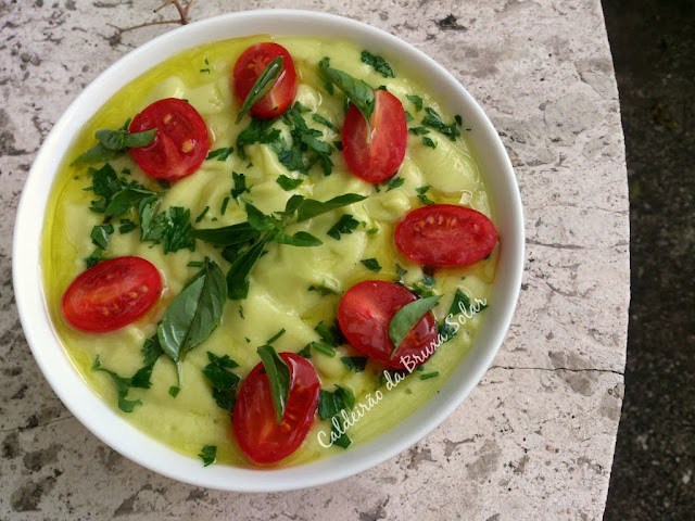 Sopa gelada de abacate com tomatinhos e ervas
