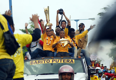 Para pemain Barito diatas Mobil sambil mengangkat piala Para pemain Barito diatas Mobil sambil mengangkat piala