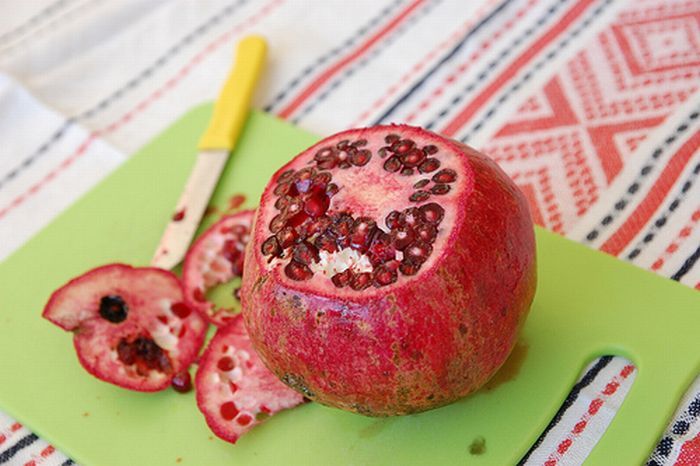 Suka Duka Mama Yana Cara Kupas Buah Delima Dengan Betul