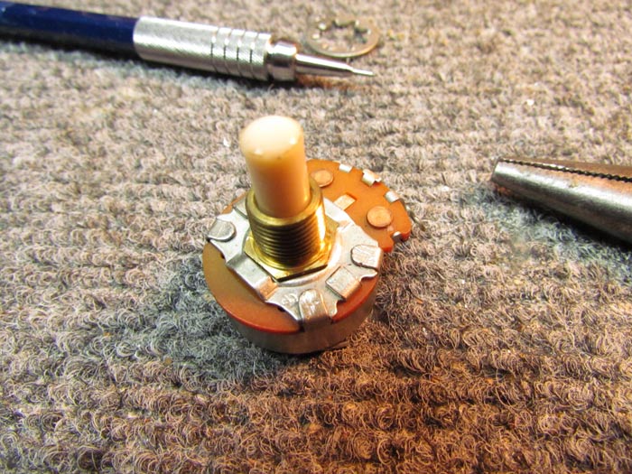 Replacing Broken Potentiometer Shaft on the Vibro Champ Amp Crawls