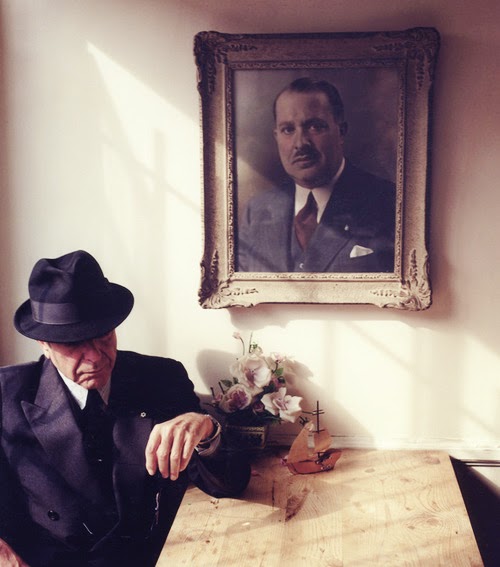 FOTOS GUAPAS Y ROCKERAS - Página 29 Leonard+Cohen+beneath+a+portrait+of+his+father,+Nathan+Cohen
