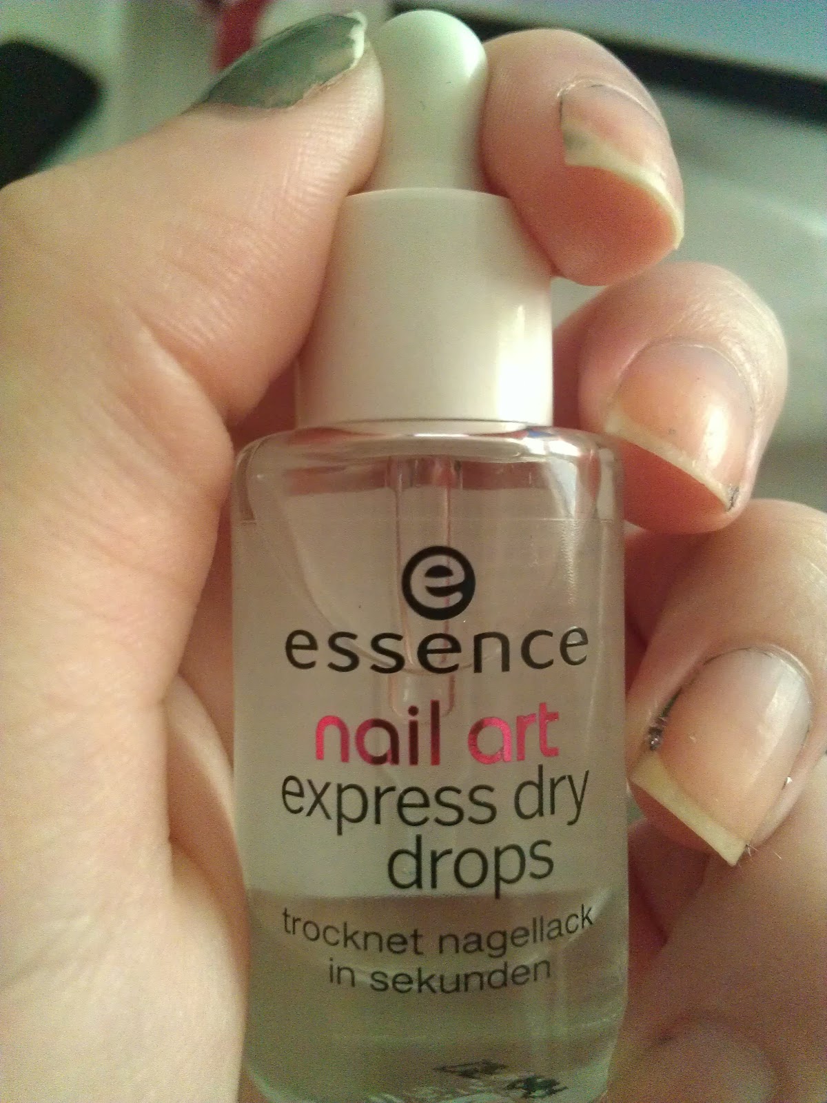 Julia's Fashion Minute Review Essence nail art Express dry drops