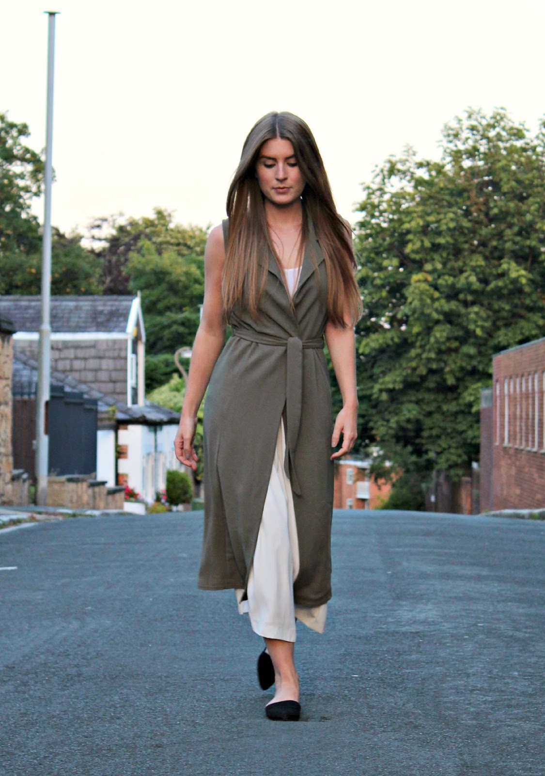 Outfit Sleeveless Jacket Over Culottes Style Trunk