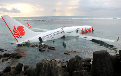 http://2.bp.blogspot.com/-3s4KDR1QOMg/UWouhhniWaI/AAAAAAAATsk/QHwemz_VcpM/s400/Bali-News-Lion-Air-Crash-2013-13.jpg