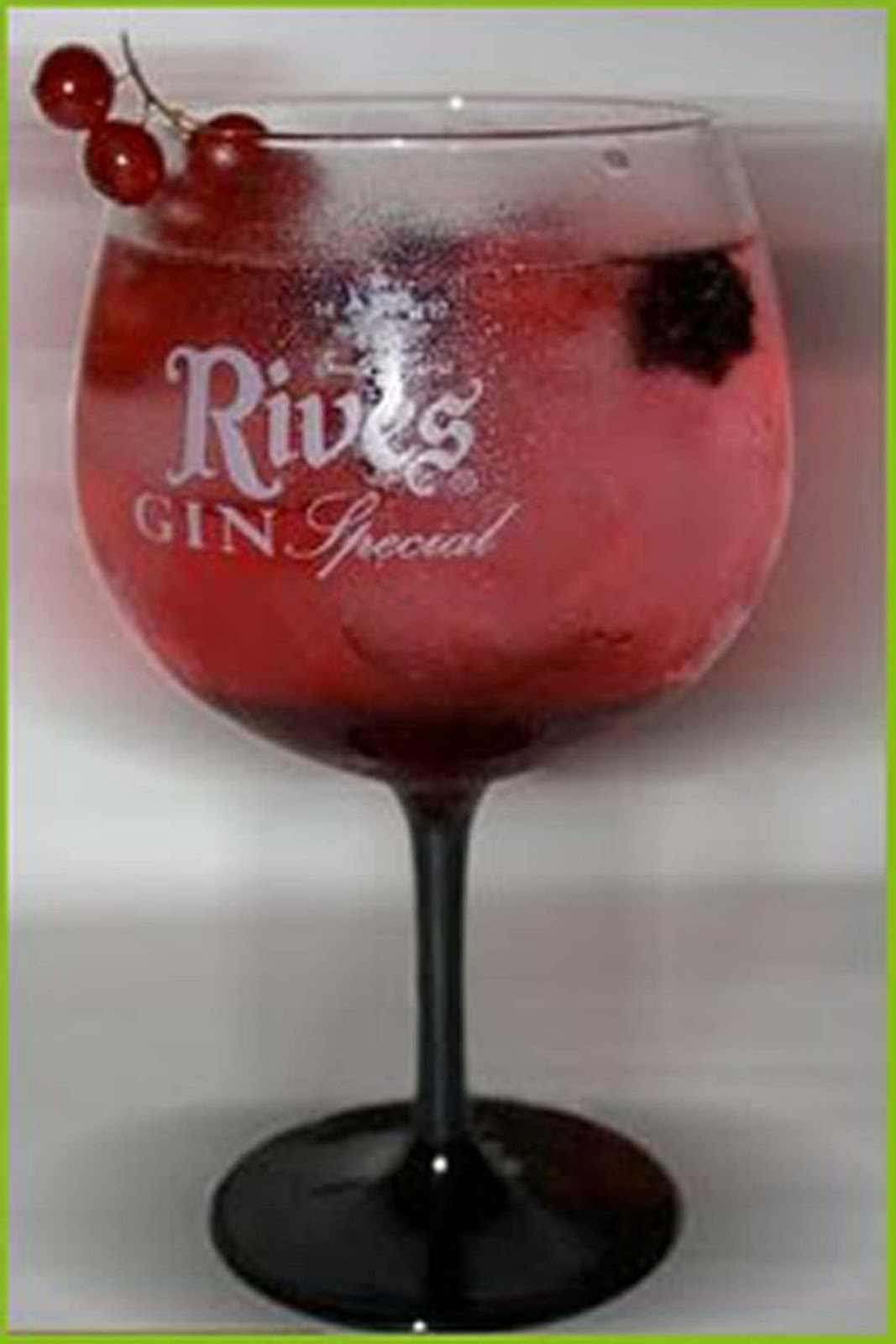 Red Tonic un gin tonic con frutas del bosque