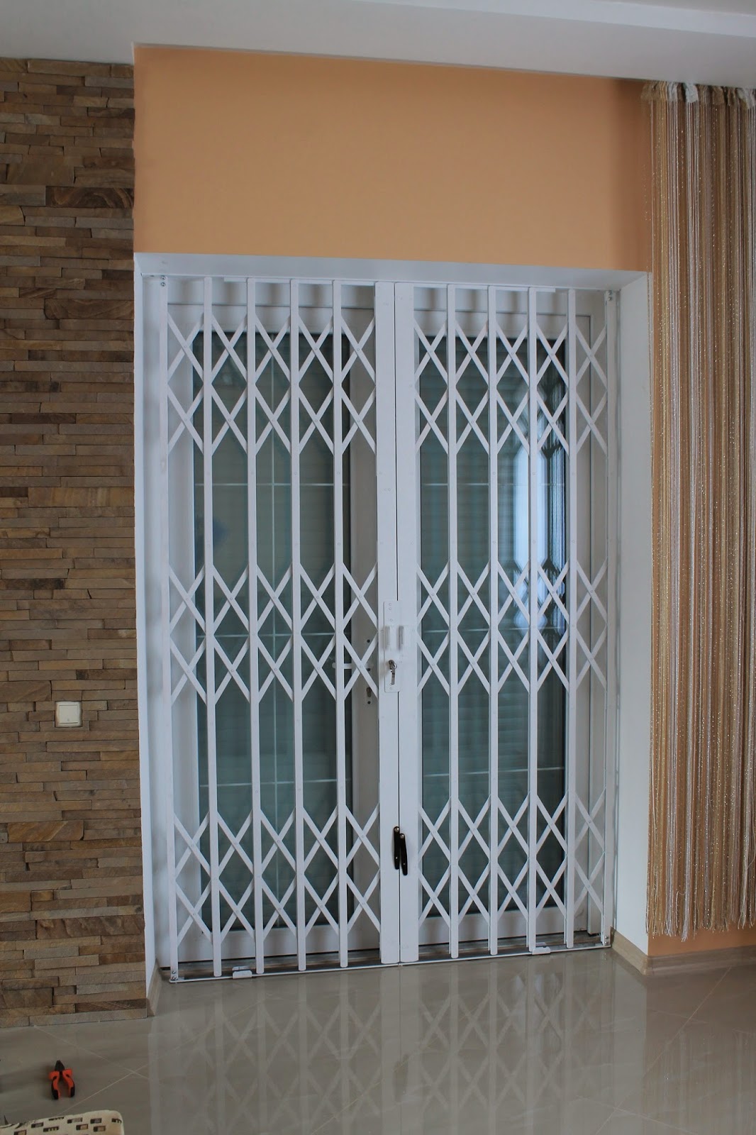 Решетка на двери. Закрыто.