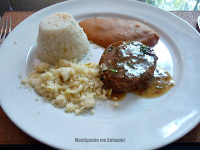 Erconalo Restaurante: Lombo Suíno com Farofa de Maçã Verde, Tutu de Feijão e Arroz de Alho