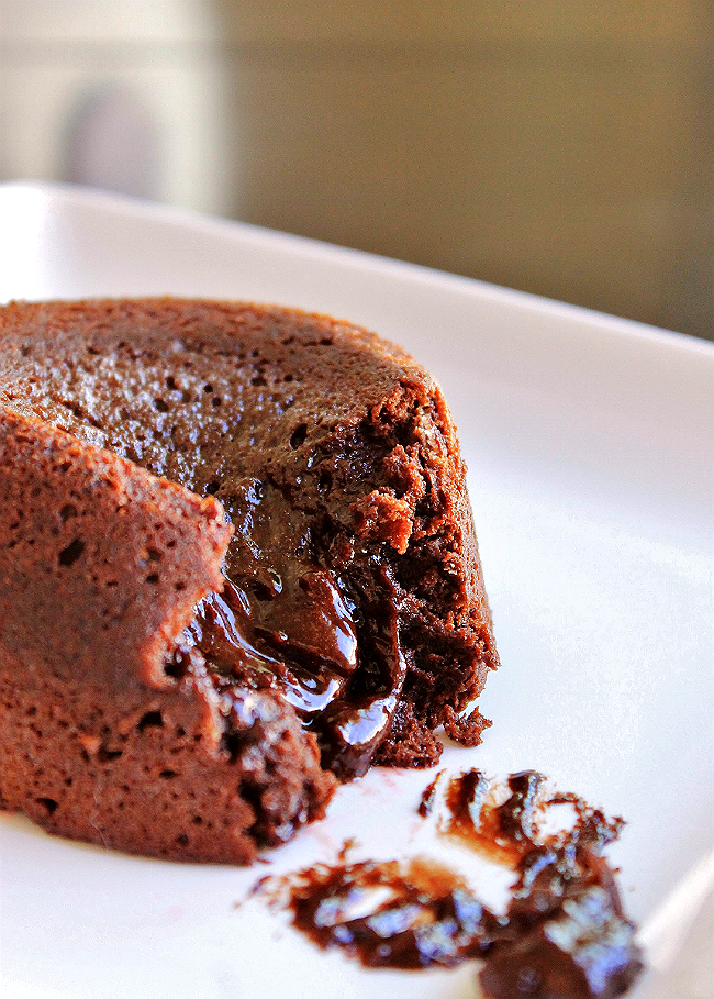 Make these Air Baked Chocolate Molten Cakes in just 20 minutes with 5 ingredients, and an Avalon Bay Air Fryer 100W. #sponsored