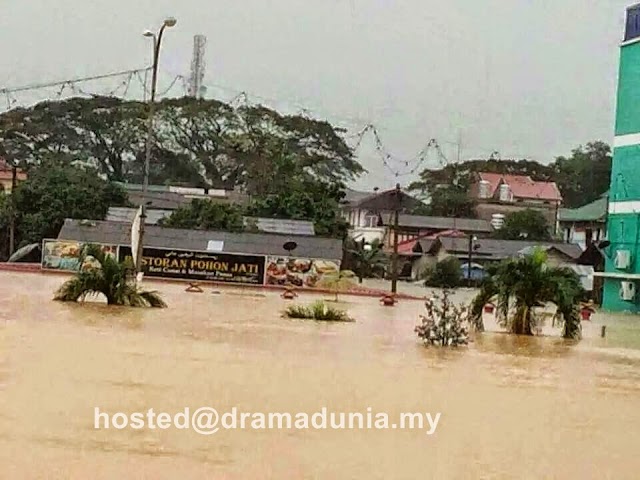 Musibah Banjir....Makanan Di Catu Dan Semua Mangsa Berhimpit Di Tingkat 3.