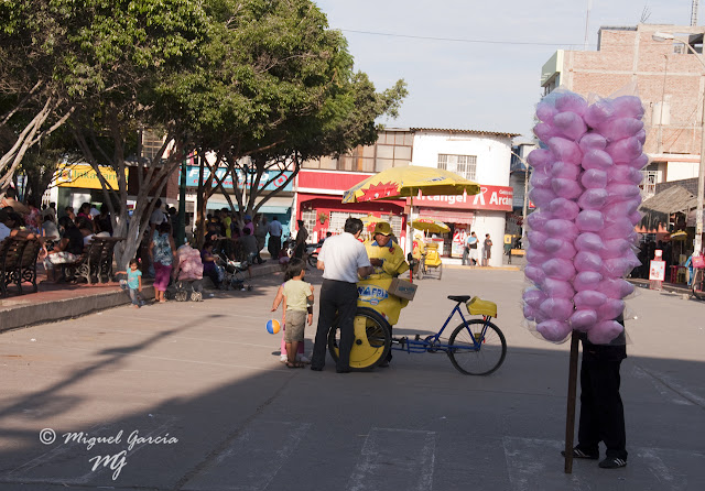 Catacaos, Piura. Vendedor de helados y de algodón de azucar.