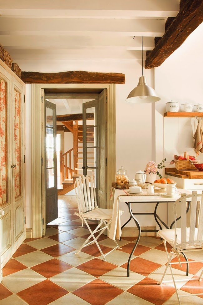 wnętrza, styl rustykalny, styl wiejski, kamienna ściana, stare meble, antyki, drewniane belki, białe wnętrza, kuchnia