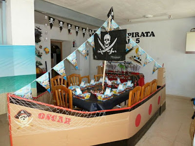 Ambientación para fiestas de piratas. Barco pirata hecho con cajas de cartón.
