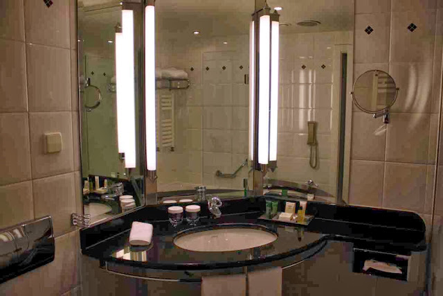 Großzügiges Bad im Executive Zimmer im Hilton Hotel © Copyright Monika Fuchs, TravelWorldOnline