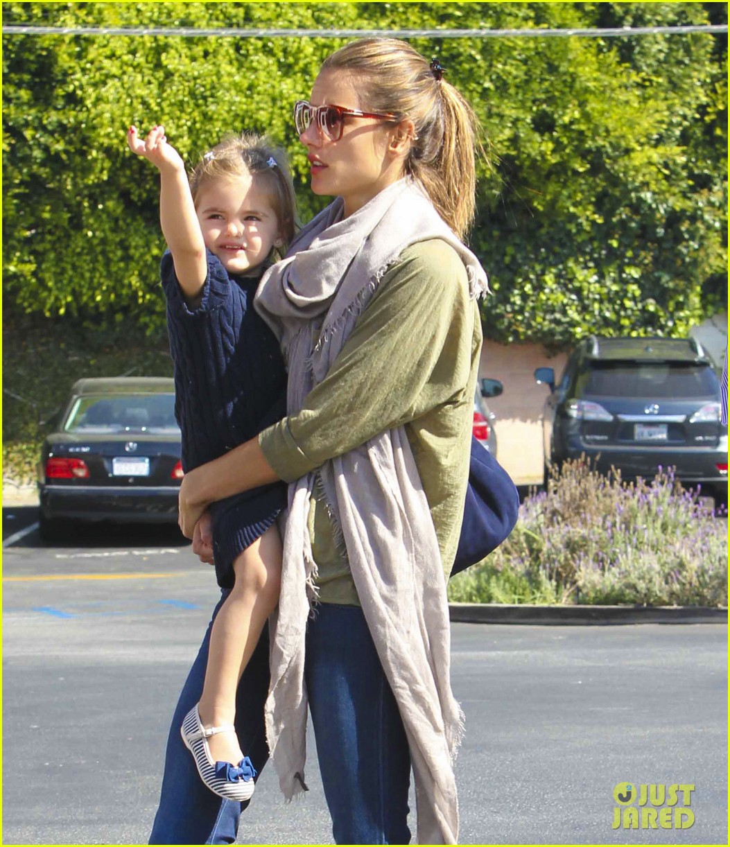 http://2.bp.blogspot.com/-4--UxDEbeMs/TrsxMeZEmfI/AAAAAAAABTA/C6pCCf6YyGE/s1600/alessandra-ambrosio-brentwood-family-04.jpg