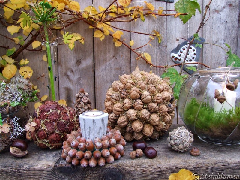 Herbstdeko mit Eicheln, Kastanien und Walnüssen