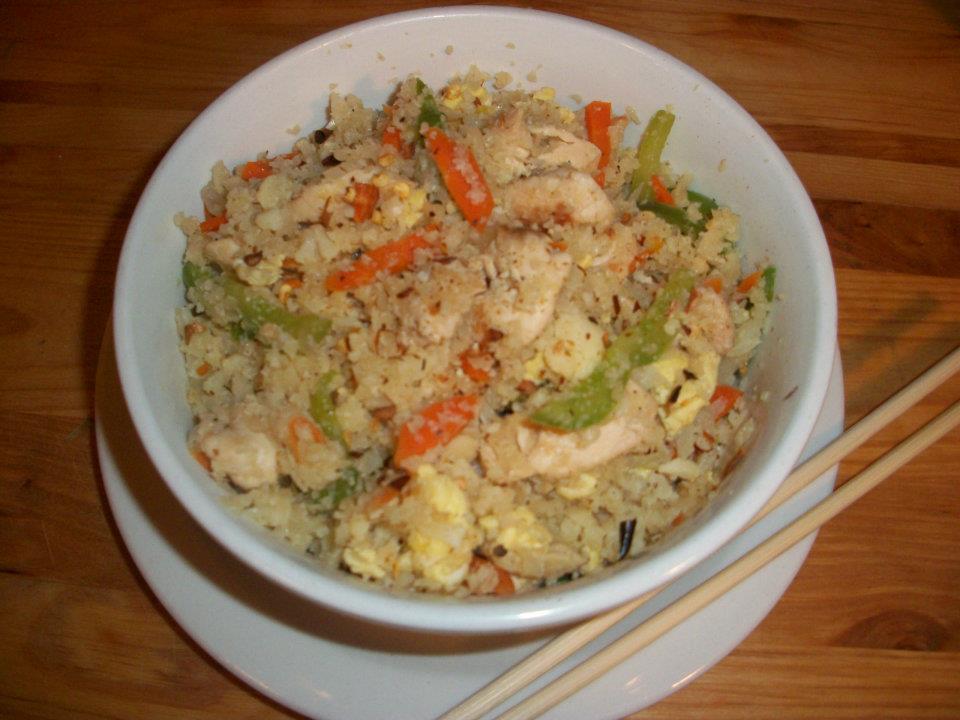 Cooking with love ! Orez prajit asiatic cu pui si "orez" din conopida (Fried "rice "with