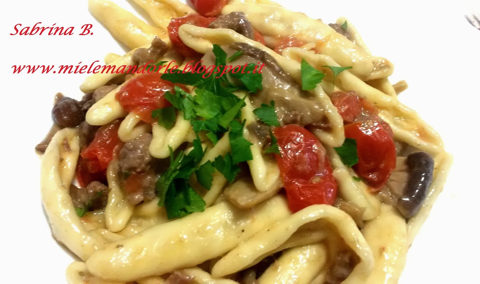 Miel & Mandorle Cortecce con salsiccia e porcini