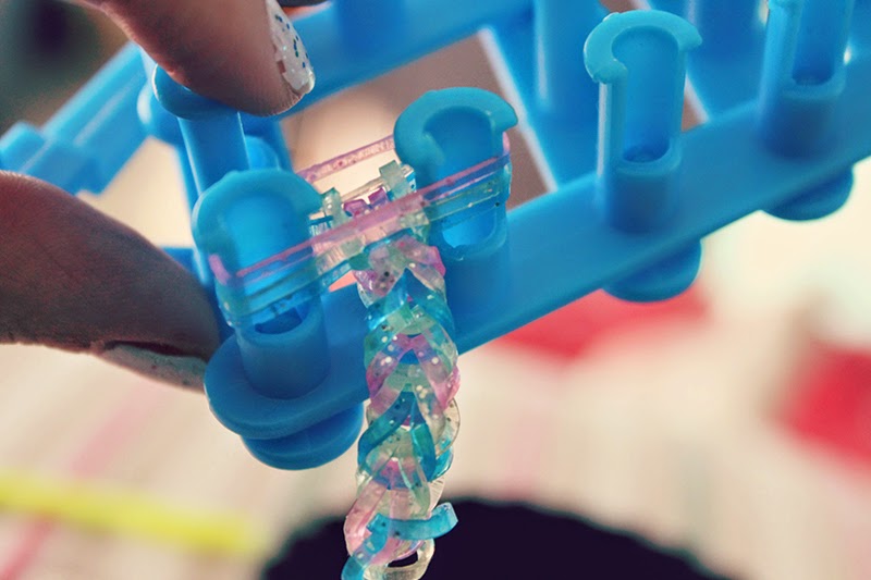 Rainbow Loom : tuto d'un bracelet en élastiques Fishtail par M. 9 ans !