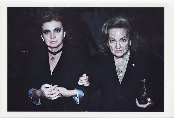 dirty photos - Once - street photo of mother and daughter in sevilla