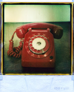 Fotografia polaroid di telefono rosso