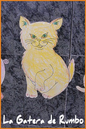Gatito amarillo Gato coloreado en la puerta de una guardería