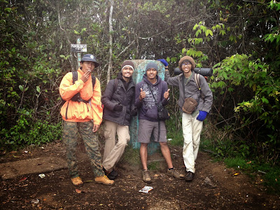 tugu puncak pangrango berempat di tugu puncak pangrango