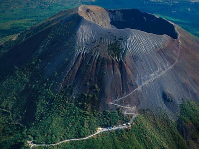 (Italy) – Visit Mount Vesuvius 