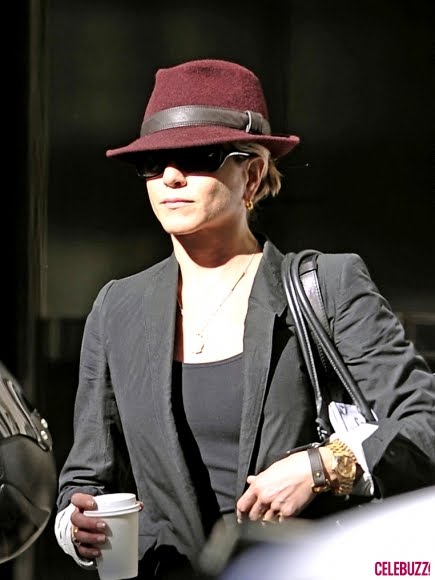 Jennifer Aniston & Justin Sport Matching Fedoras In NYC