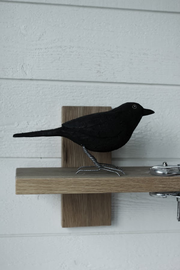 koltrast fågel som inredningsdetalj, handsnidad fågel, svart fågel, liten hylla,