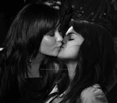 Selena Gomez  Demi Lovato Kissing on See Selena Gomez And Demi Lovato Lesbian Kissing Photos Disney