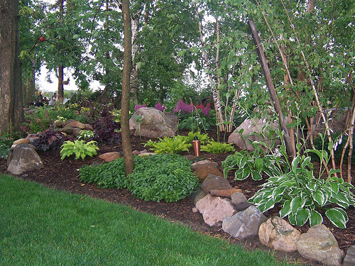 natural hardwood mulch shade