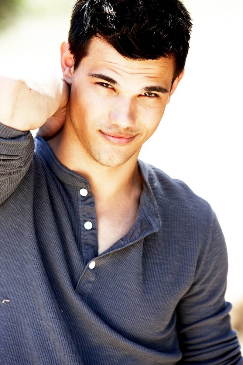 OFFICIAL TAYLOR LAUTNE... Taylor Lautner