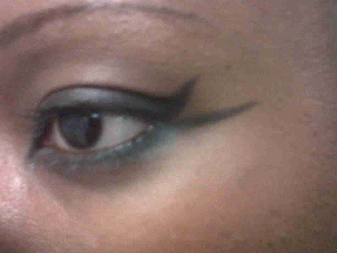 SIMPLY BEAUTIFUL Super Thick Eyeliner Double Winged out Look