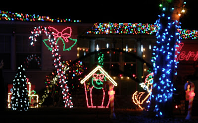 Ein Haus im kalifornischen Fullerton ist weihnachtlich geschmückt und strahlt im Glanz von LEDs und Lichterketten.