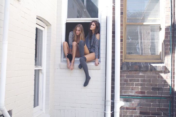 Мария с розовым вибратором на балконе